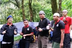 Tim AFC berfoto bersama saat istirahat di pos Pesanggrahan.